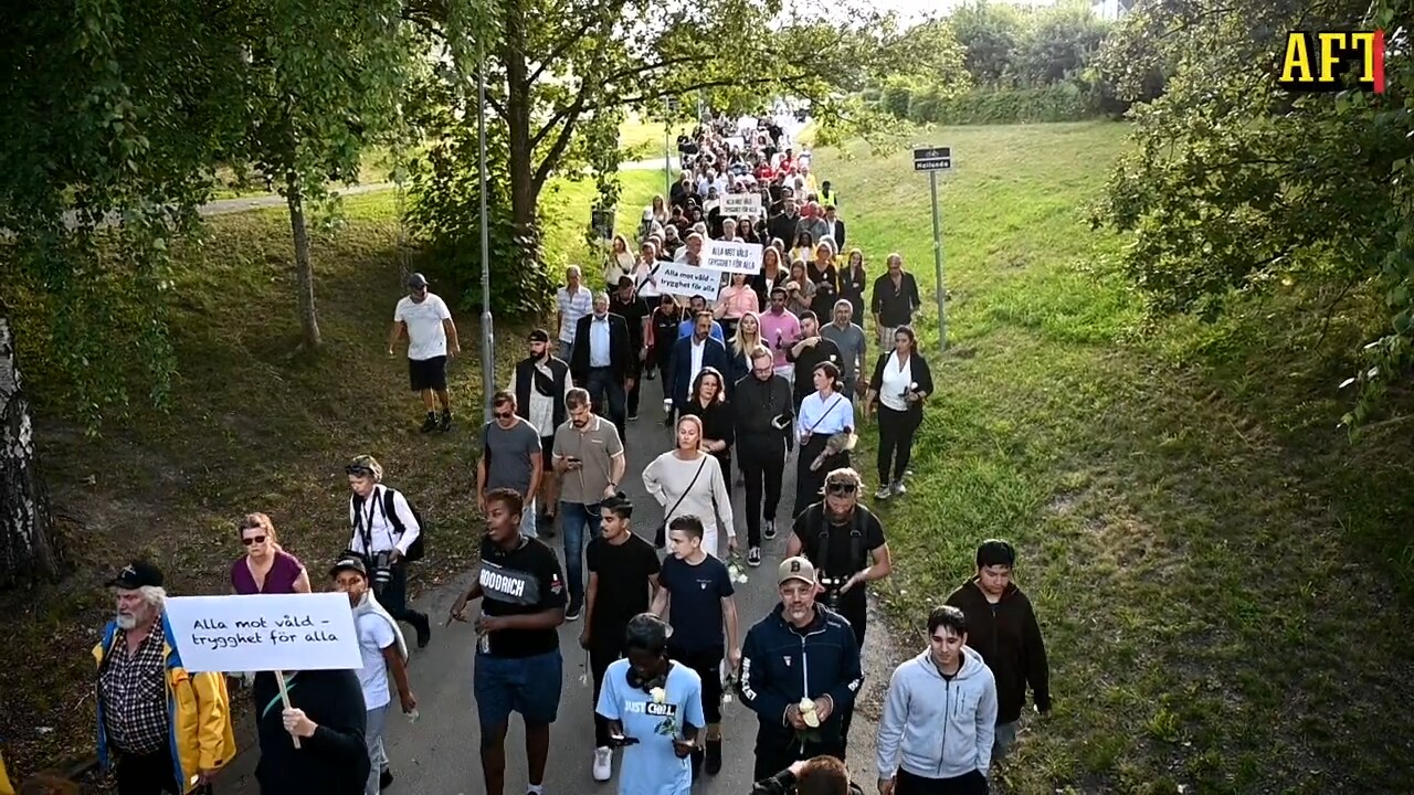 Blomstertåg till minne av 12-åriga Adriana