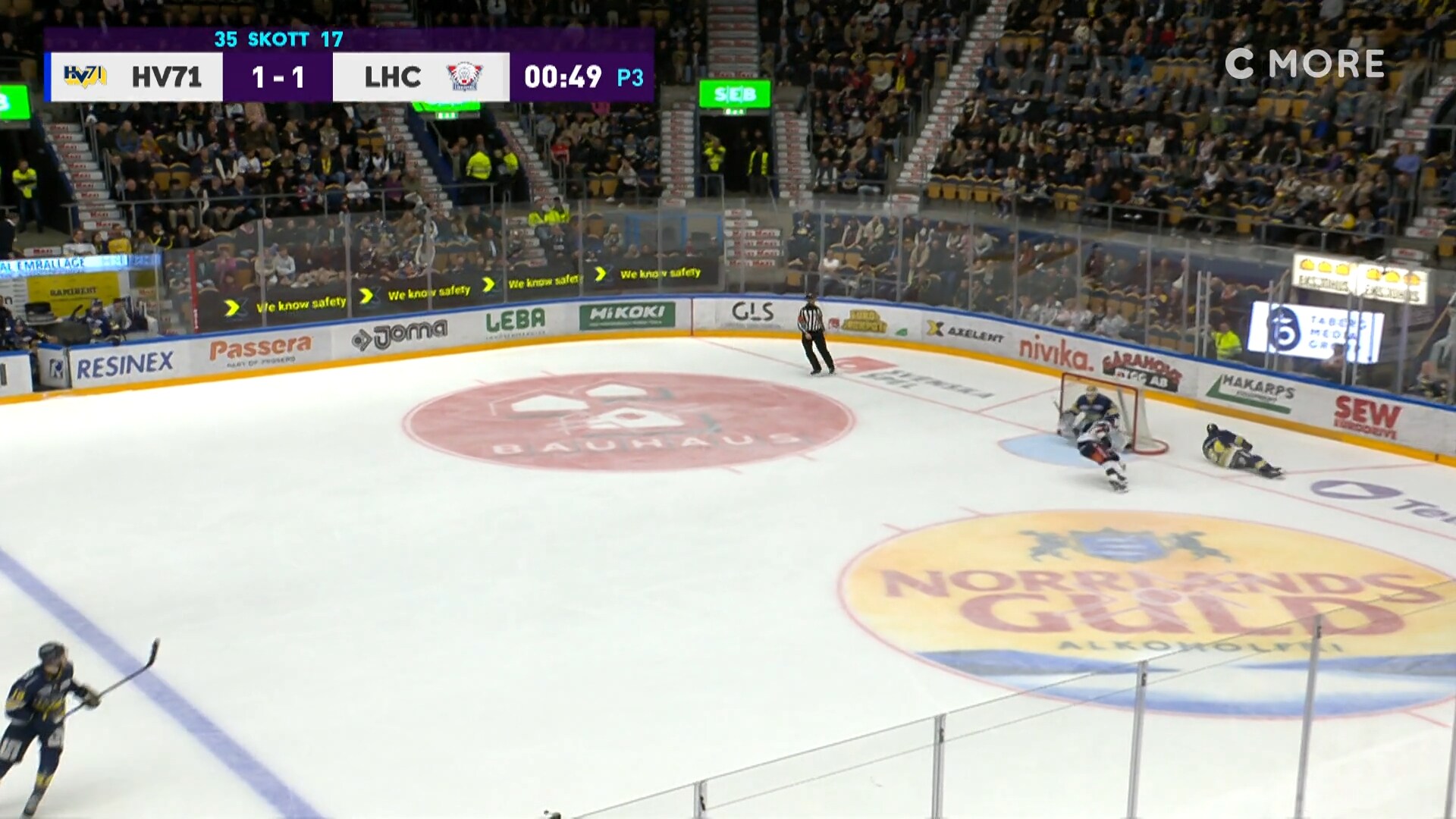 Träffar stolpen – sen ramlar han och ger bort pucken