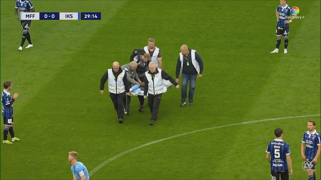 Här vrider han sig i smärtor – Siby ut på bår i Malmös seger