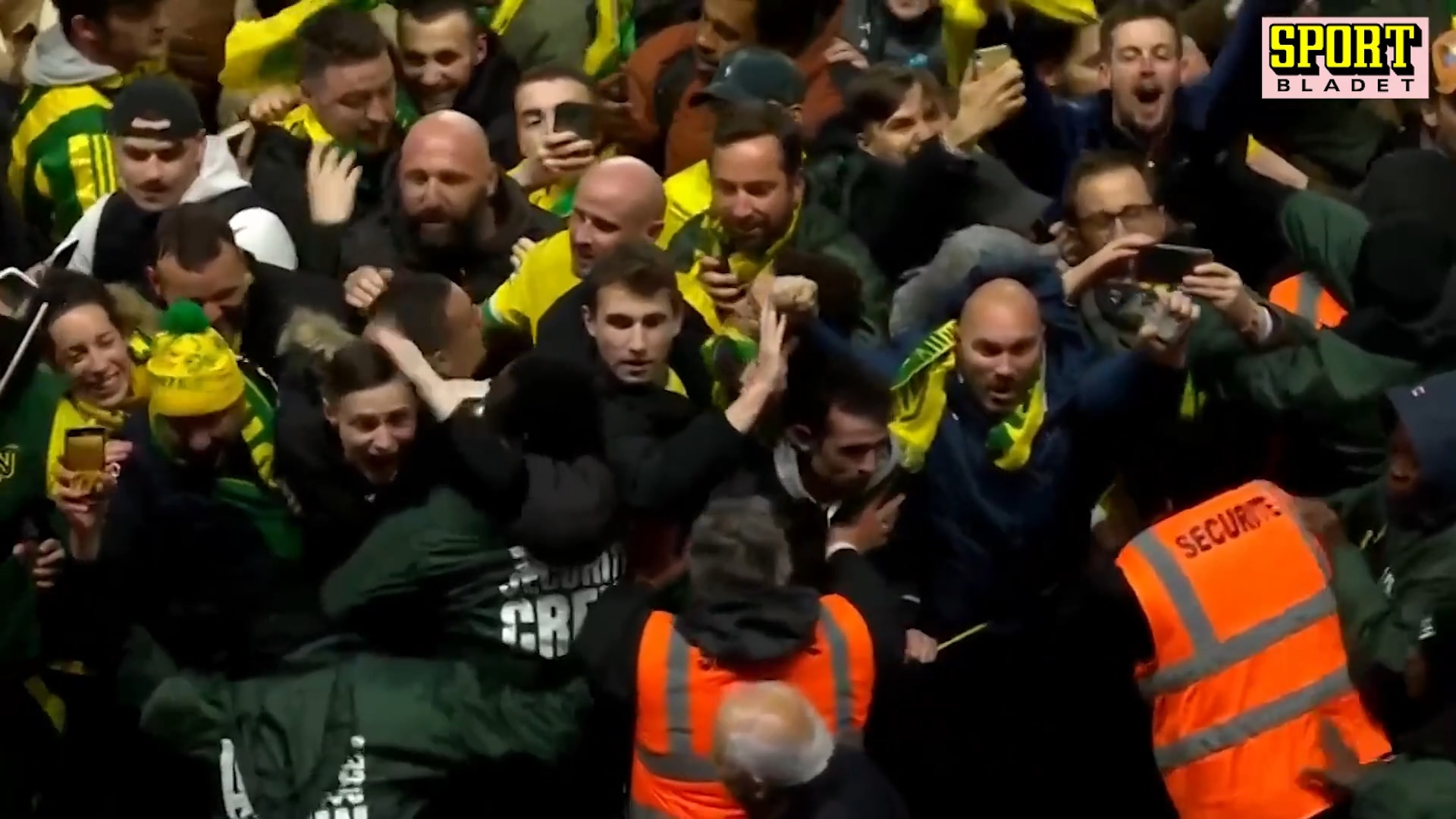 Här stormar supportrar planen (!)