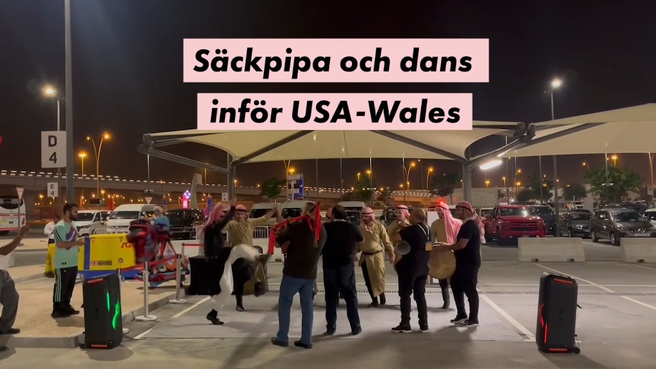 Hör säckpiporna och sången utanför arenan