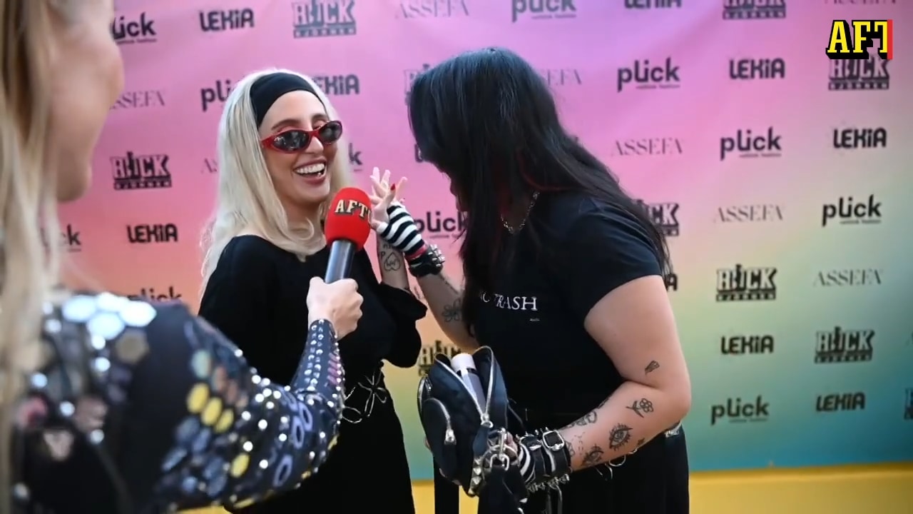 "Vänta va, en shotflaska?" – Här avslöjas kändisarnas väskhemligheter