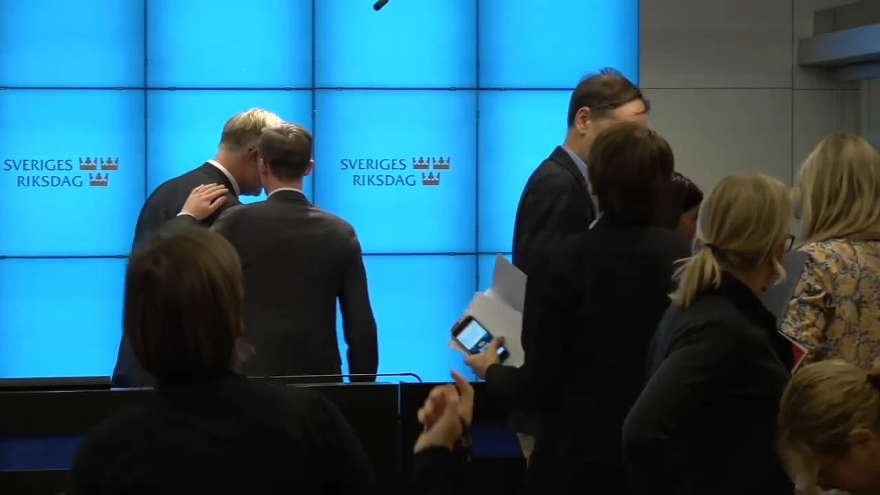 Här avslutas Johan Pehrsons presskonferens med en viskning