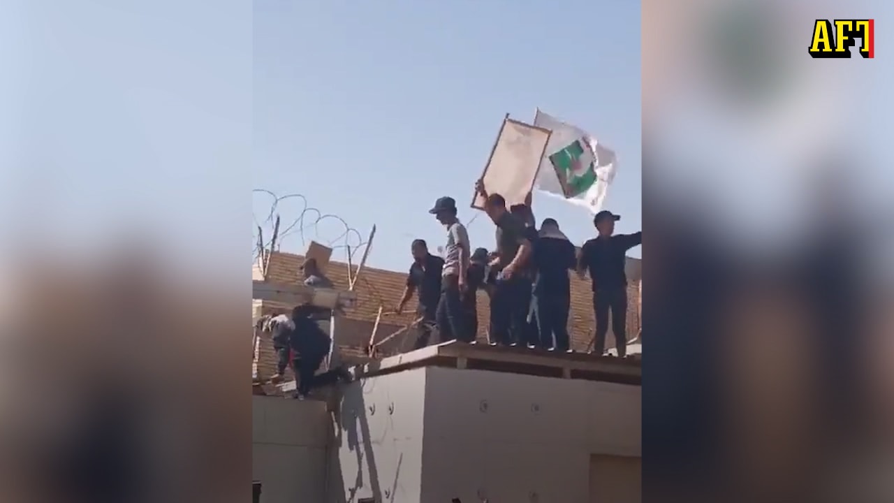 Här stormar demonstranter Sveriges ambassad i Bagdad