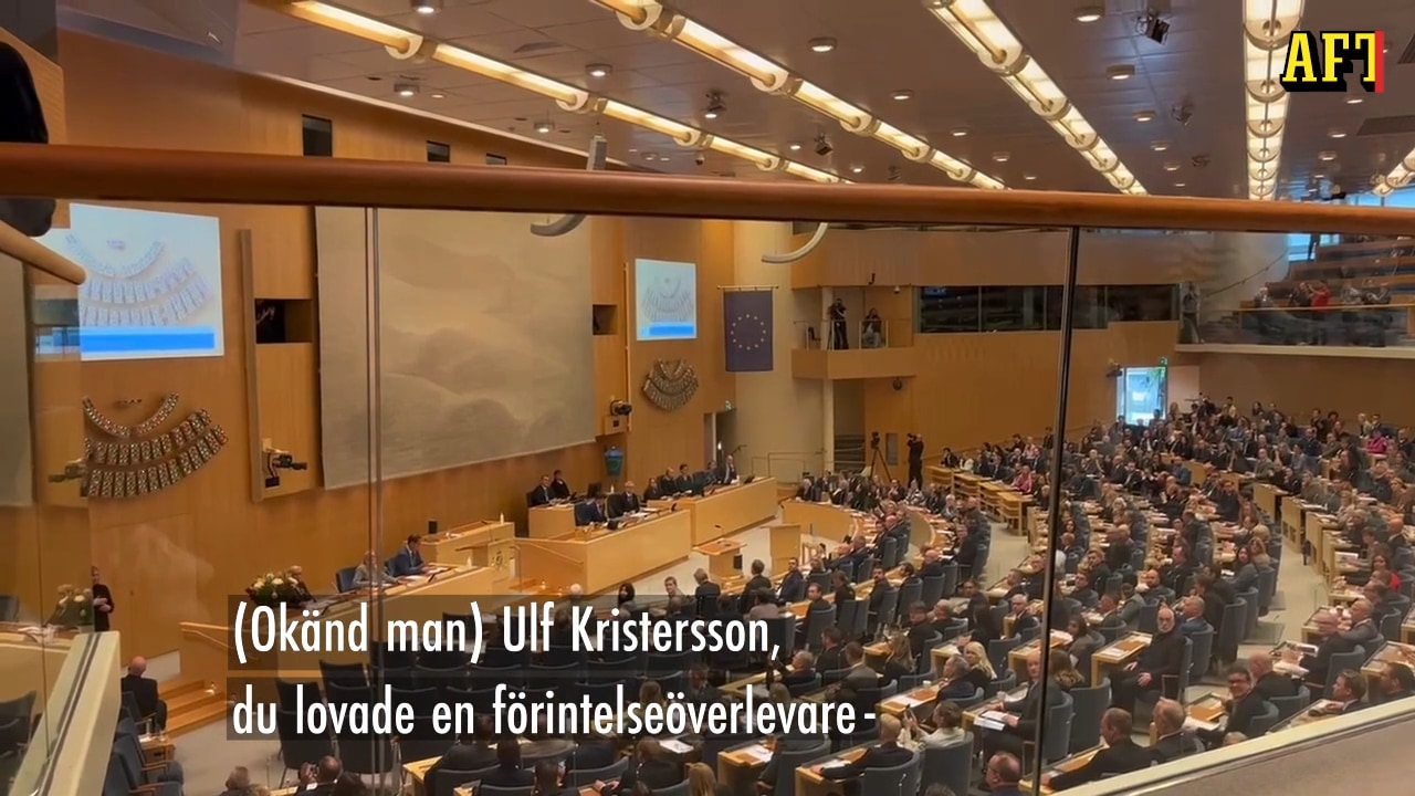 Här ropar mannen till Kristersson: "Du lovade en förintelseöverlevare"