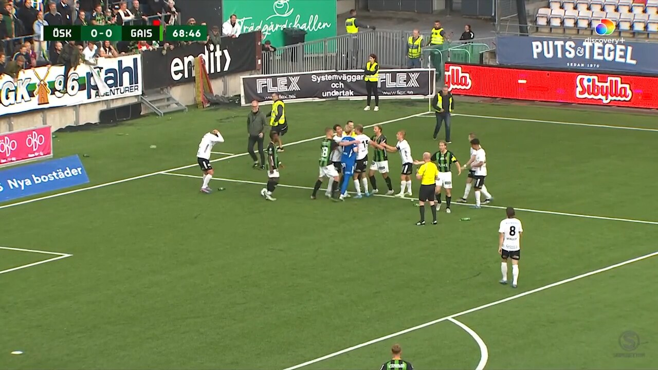 Här rasar GAIS: klacken– kastar in flaskor