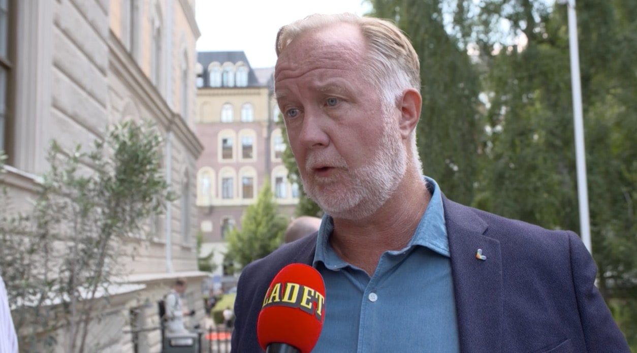 Johan Pehrson anländer till debatten: "Just nu sitter Lööf i en röd bur och vinkar till oss. Det är ingen hand man kan ta i"