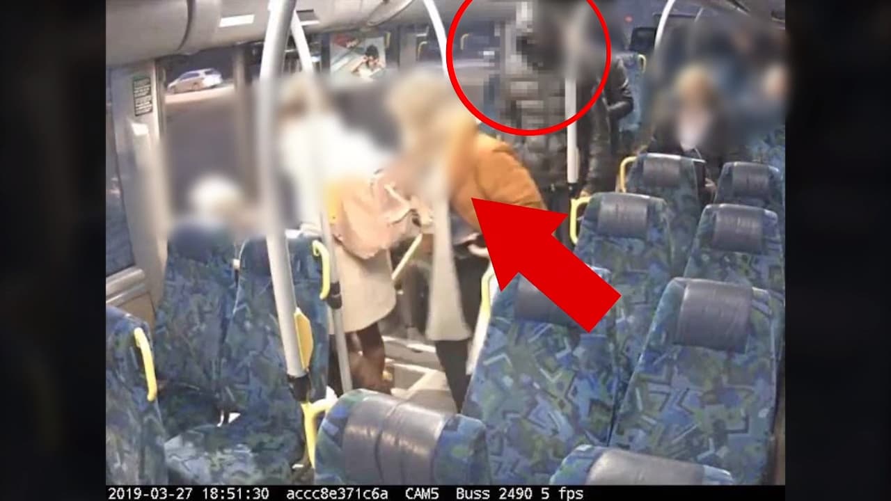 Rånaren riktade in sin på unga kvinnor på bussen