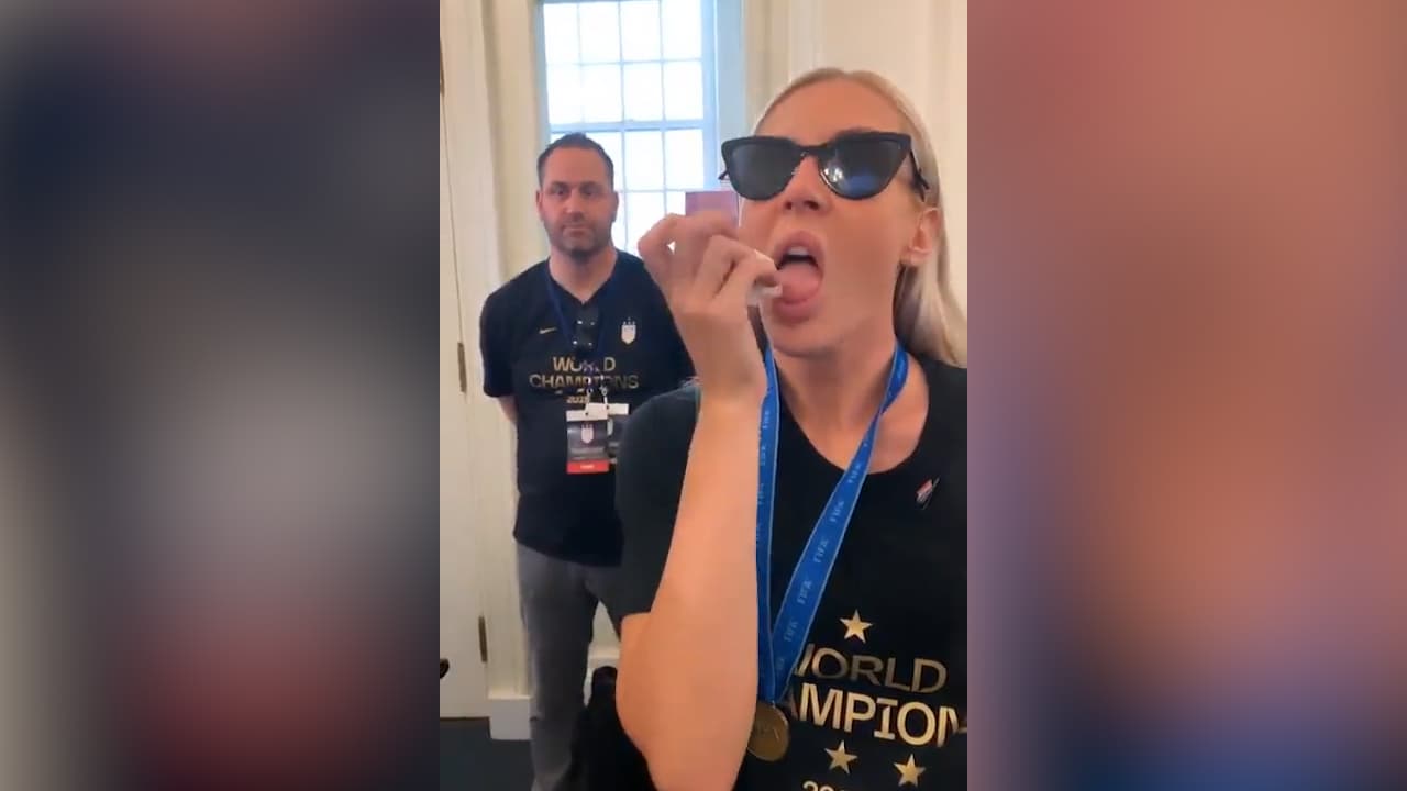 Här äter hon upp stämningsansökan