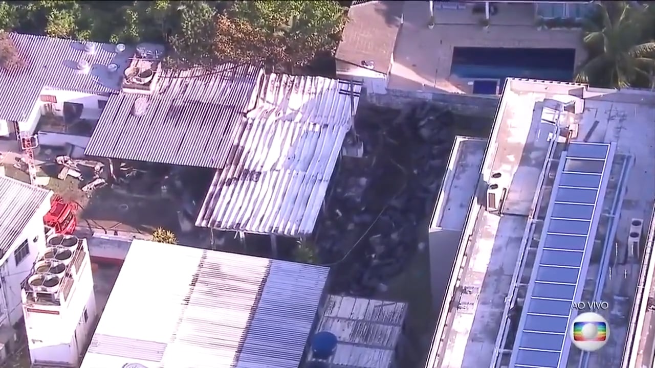 10 döda i brand på fotbollsanläggning