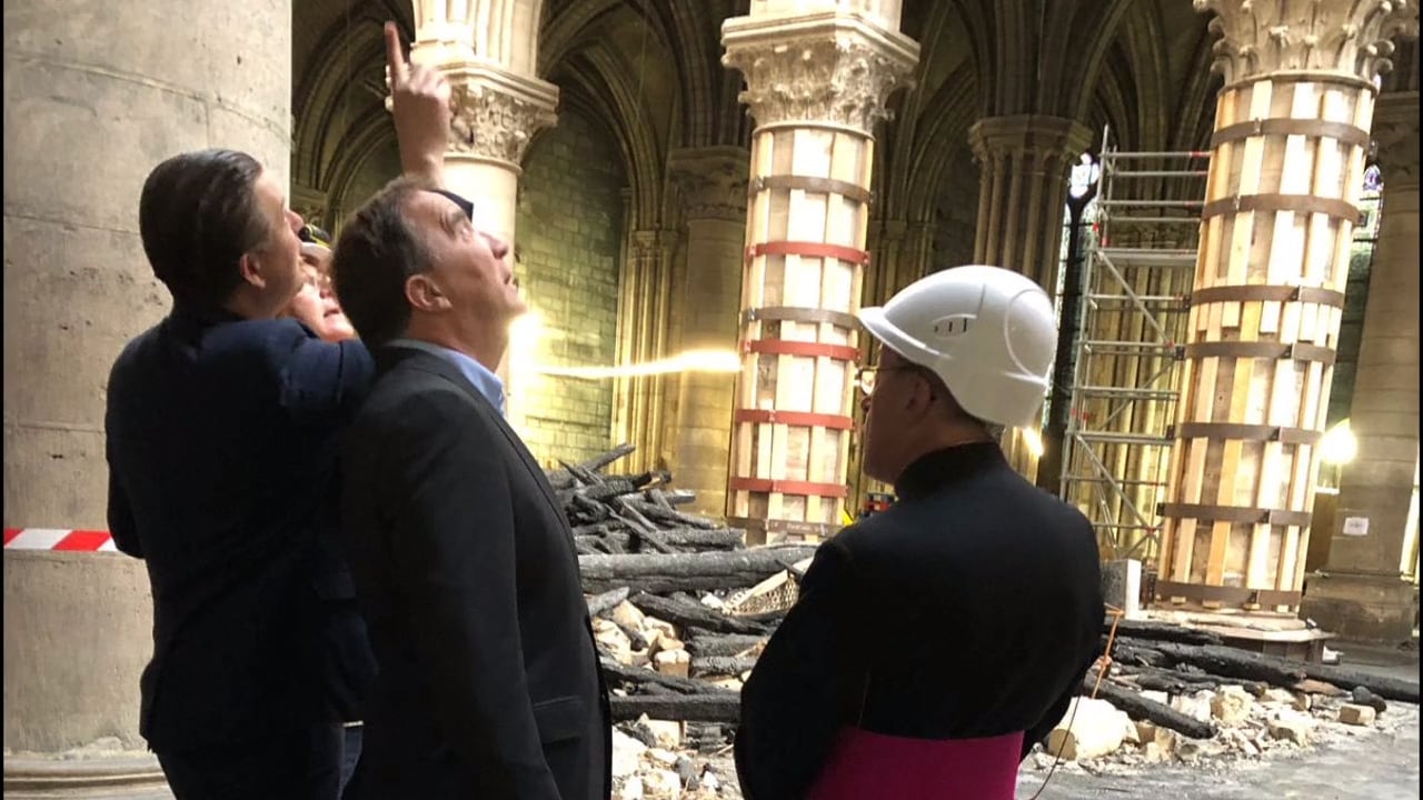 Statsministern besökte eldhärjade katedralen i Paris