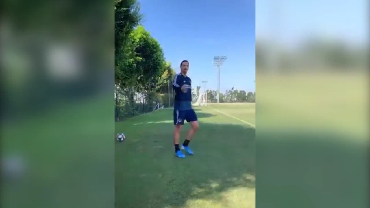 Zlatan blir så imponerad av sig själv att han vänder sig till kameran