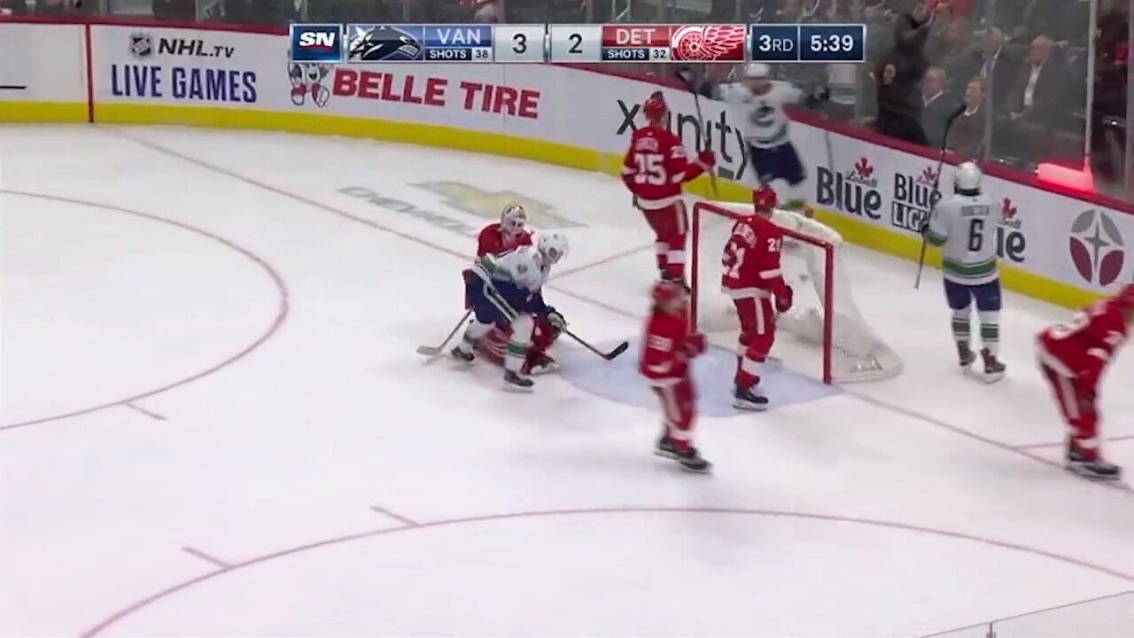 Elias Pettersson gör mål – när alla andra jublar