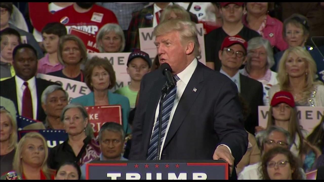 Kvinnor som ofredats av Trump träder fram