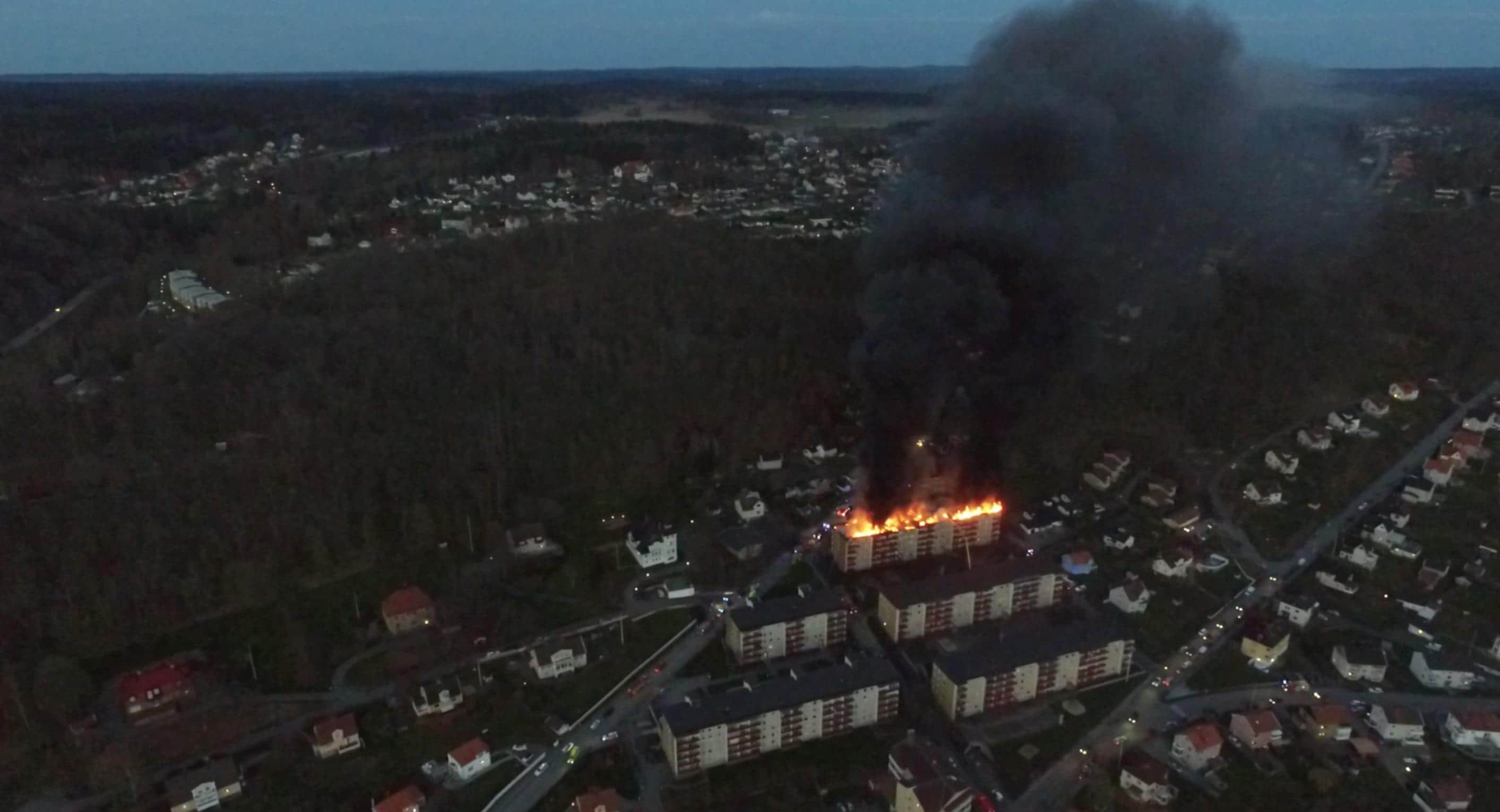 Se drönarbilderna över storbranden i Huskvarna