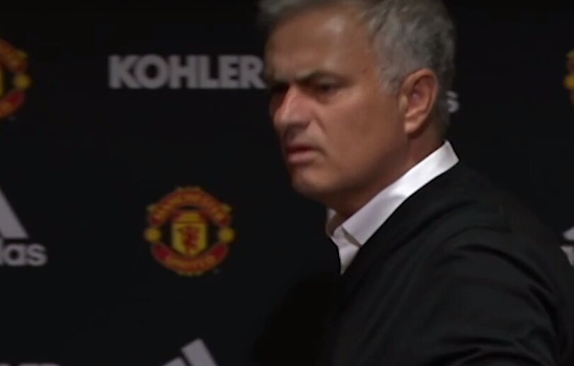 Här stormar Mourinho ut från presskonferensen