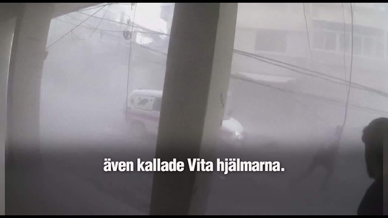 Här söker de i förstörelsen efter skadade