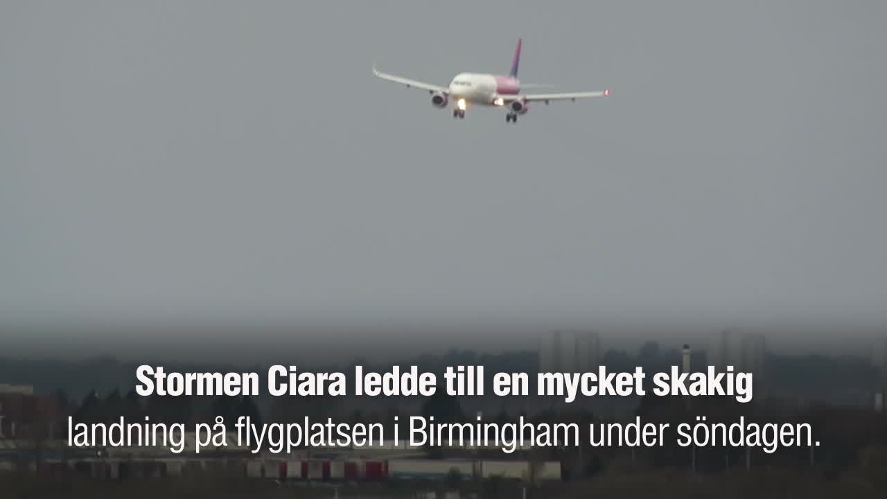 Här kämpar planet för att landa i stormen