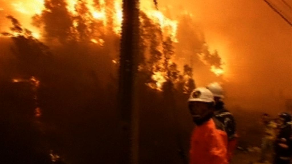 Jättebrand slukar bostadsområden - tusentals flyr lågorna