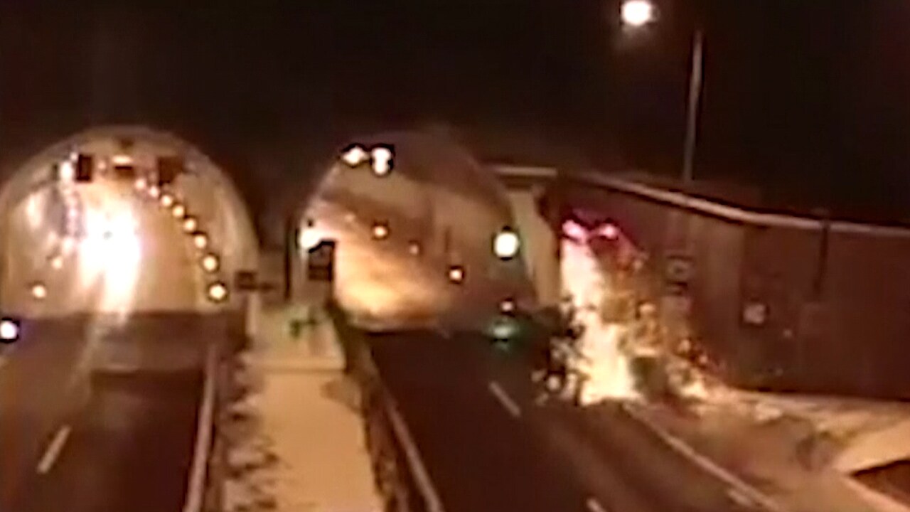 Här voltar bilen i en spektakulär olycka - Aftonbladet TV