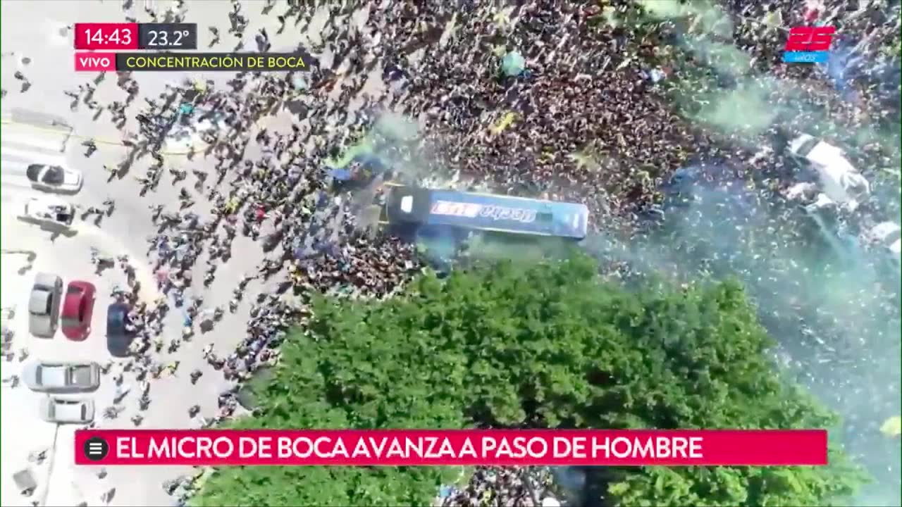 Fullständigt kaos – här attackeras spelarbussen