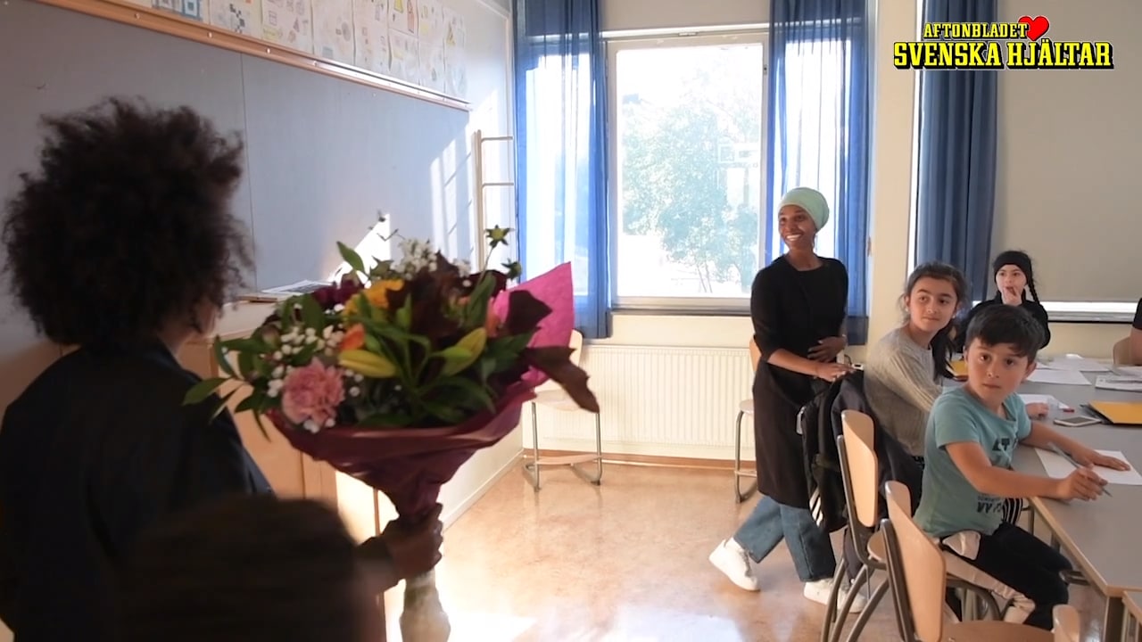 Här avbryter komikern lektionen med glada nyheten