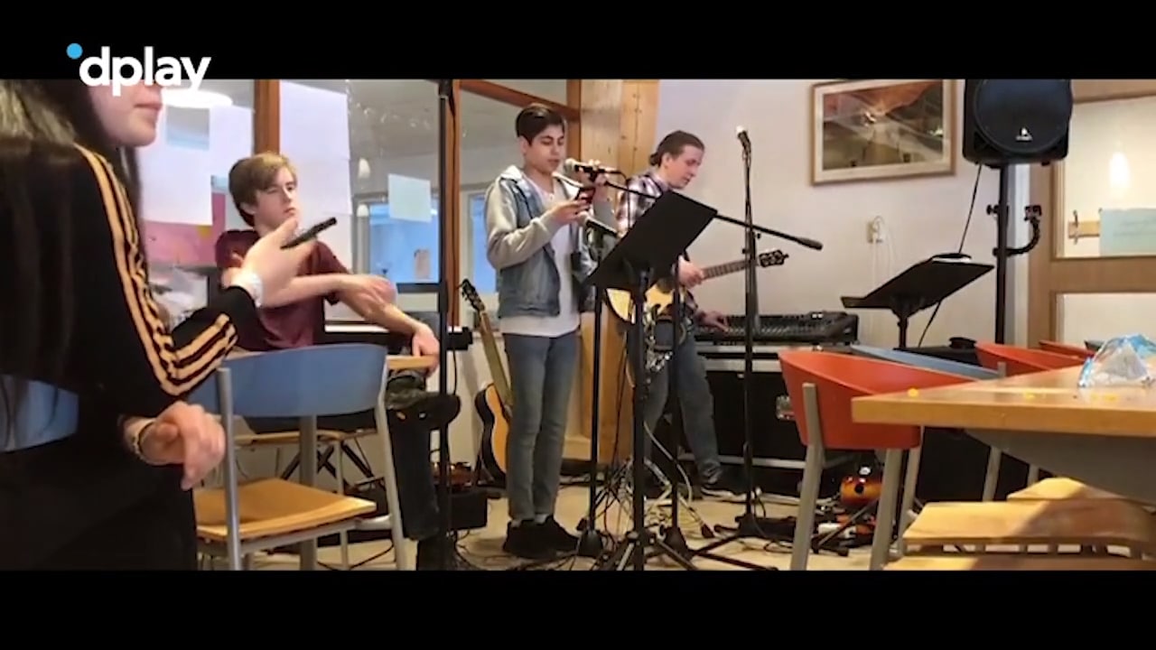 Bortglömda klippet: Här sjunger Bishara i skolmatsalen