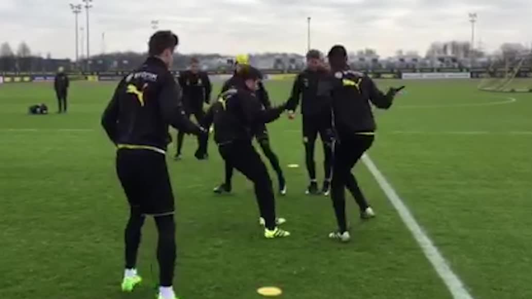 Se Isaks första bolltouch i Dortmund