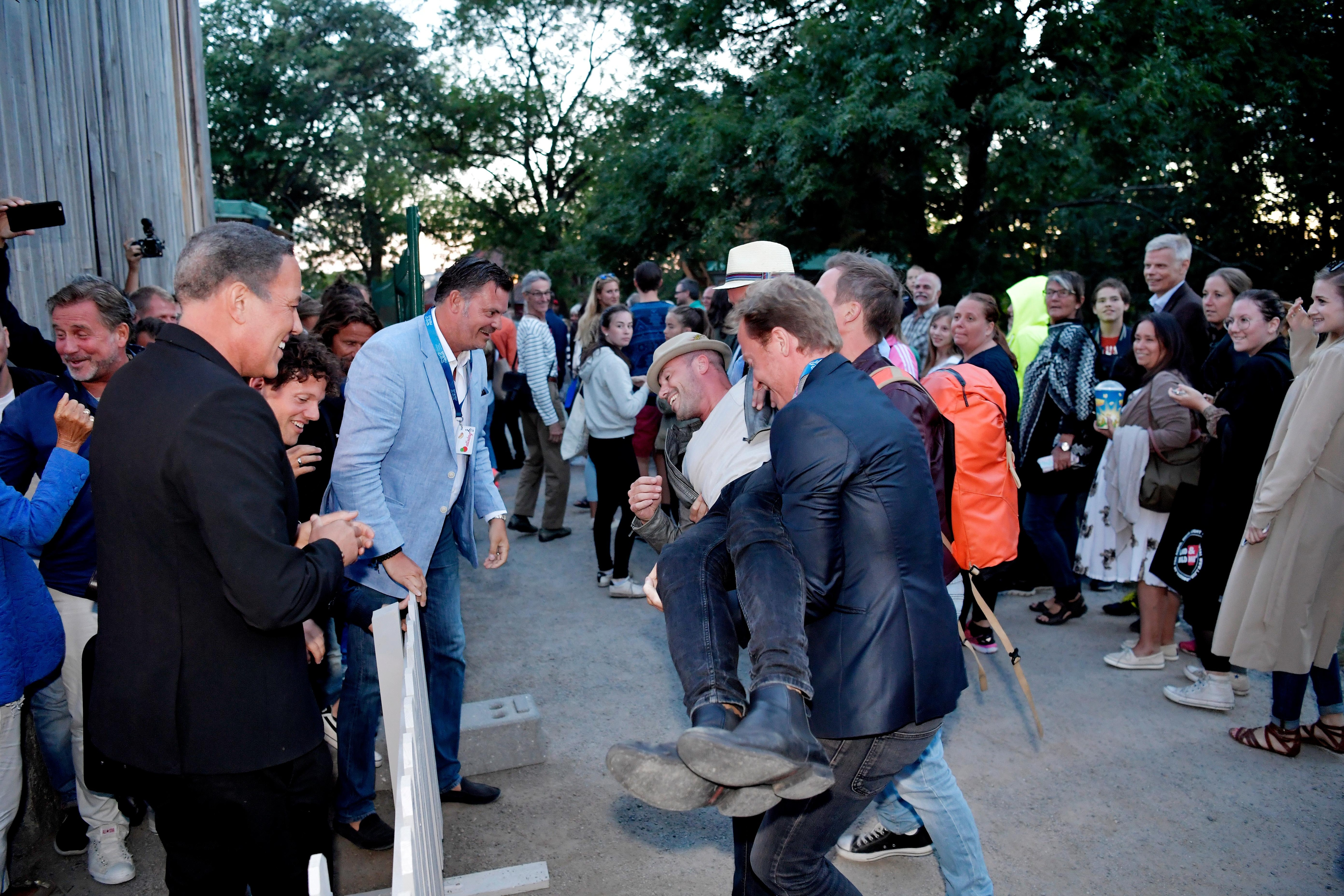 Här kuppar Stenmarcks vänner efter Allsången