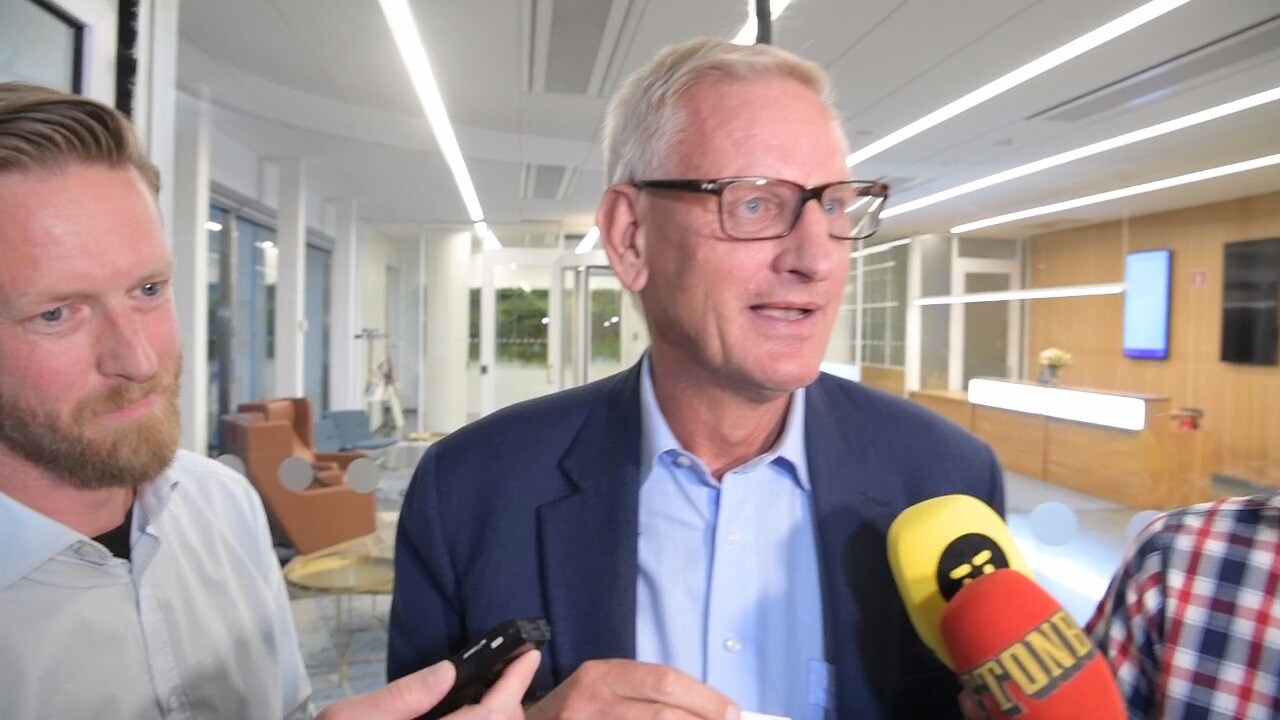 Bildt vill inte svara – då fastnar han i svängdörren