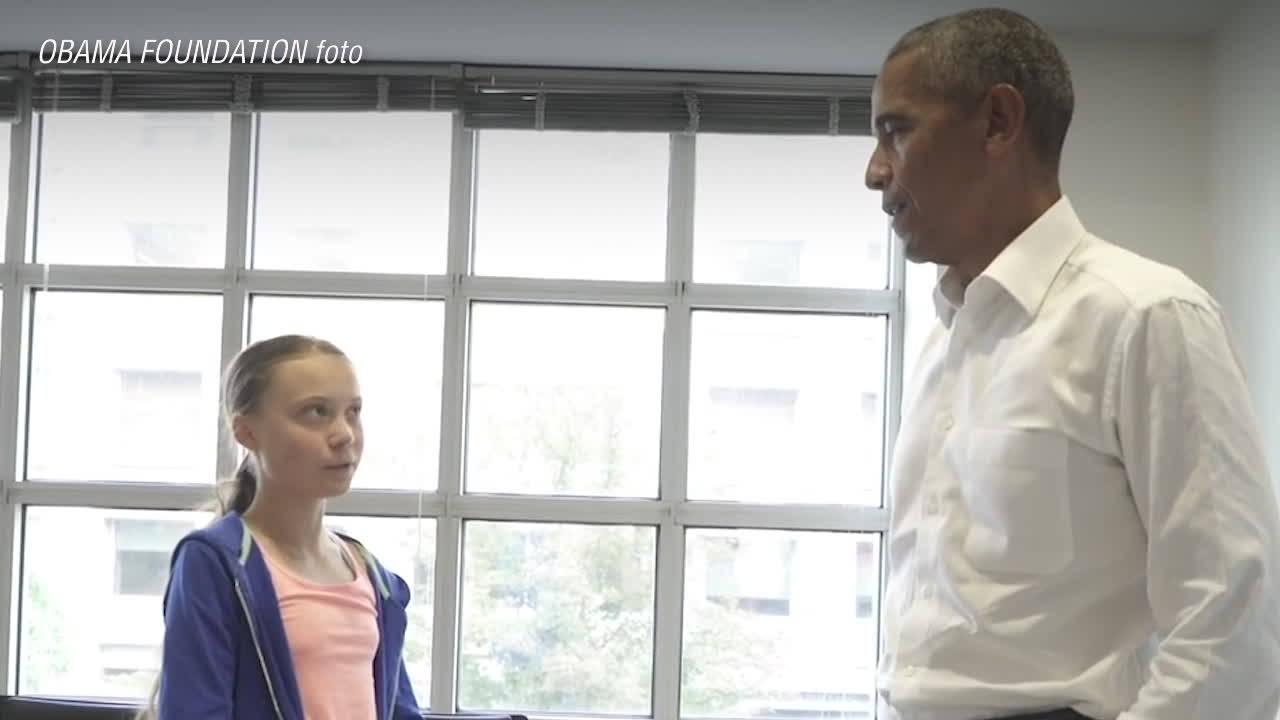 Här fistbumpar Greta Thunberg och Barack Obama