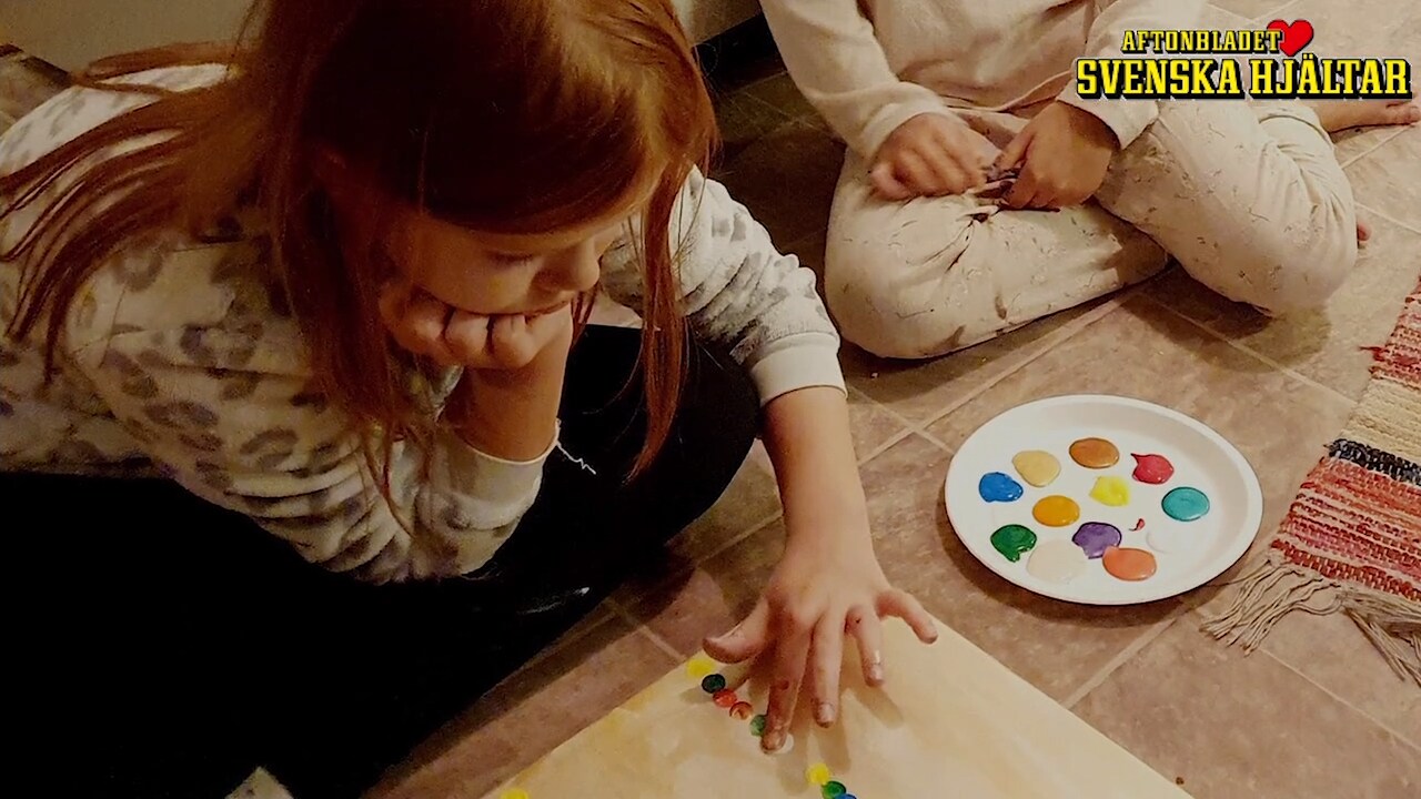 "Man målar samtidigt som man hjälper barn"