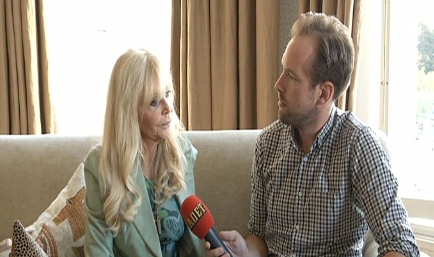 Britt Ekland dissar Gunilla: ”Hon maler hela tiden”