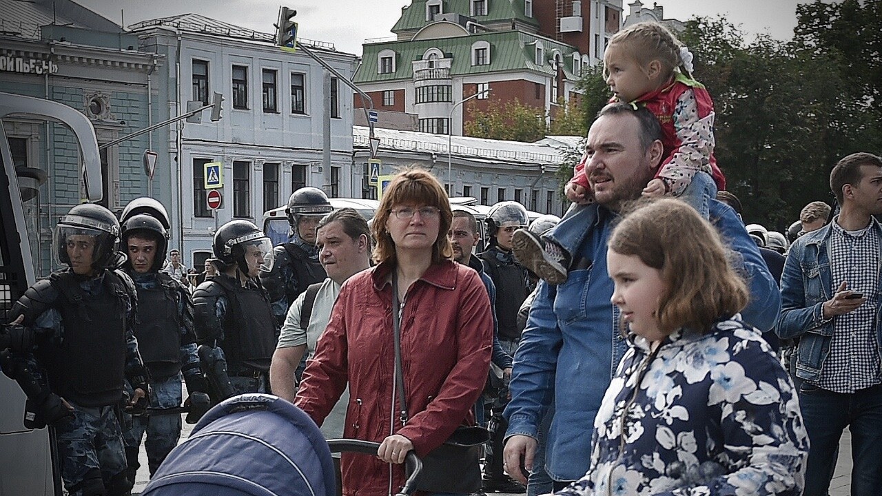 Demonstrerade för fria val i Moskva – kan förlora sina döttrar