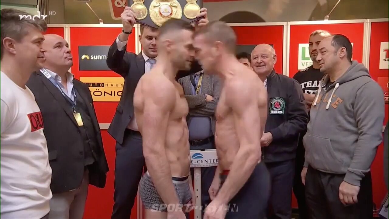 Här skallar Fornling motståndaren på invägningen