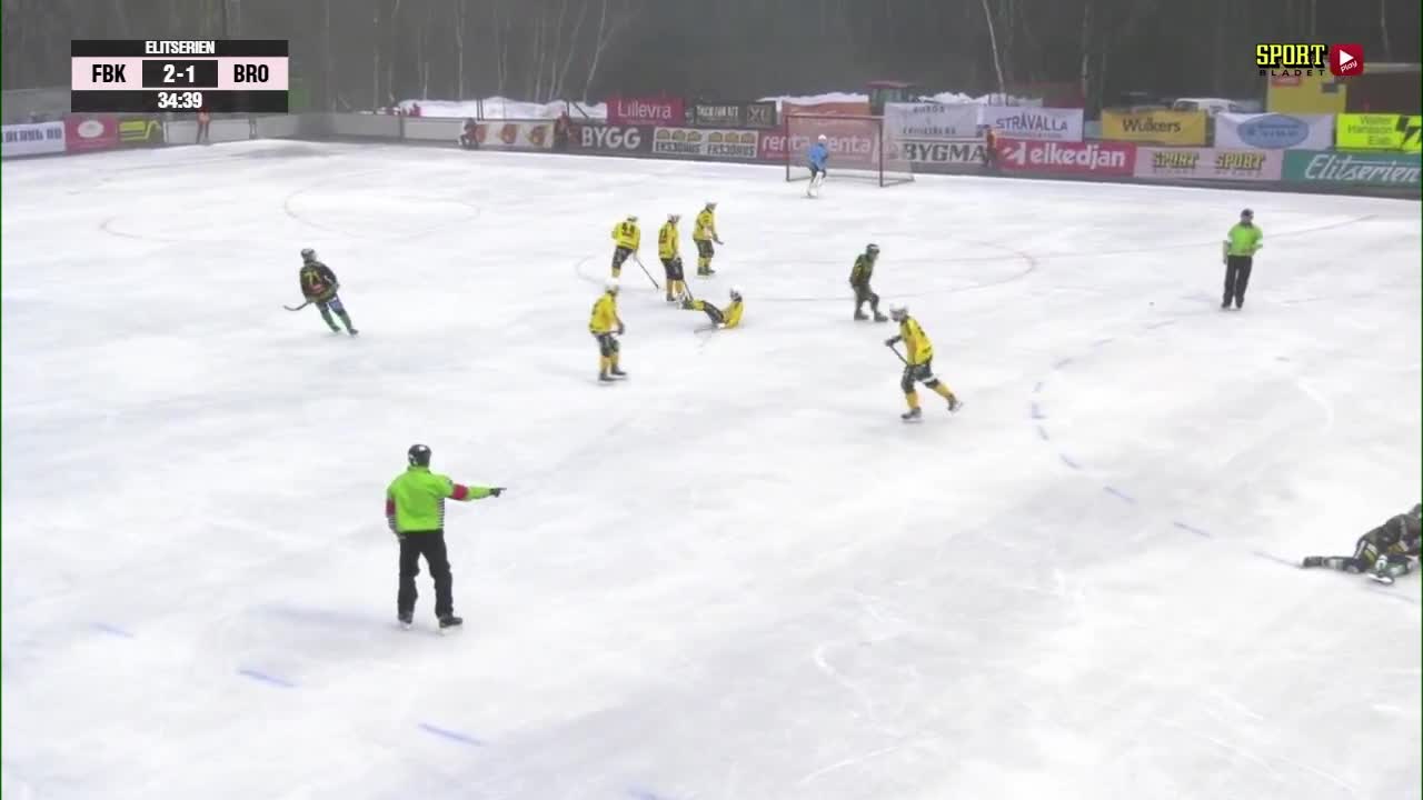 Här får Elias Modin en skridsko över hälen