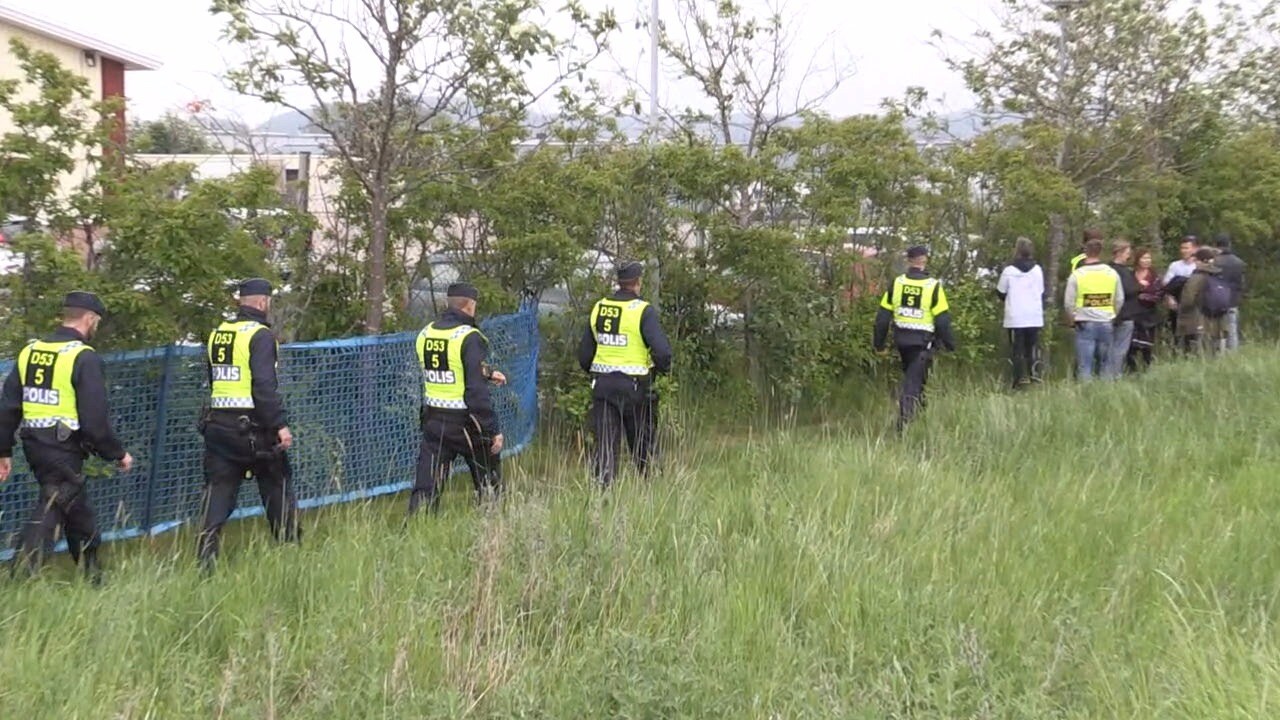 Buss med tvångsutvisade möttes av kraftiga protester