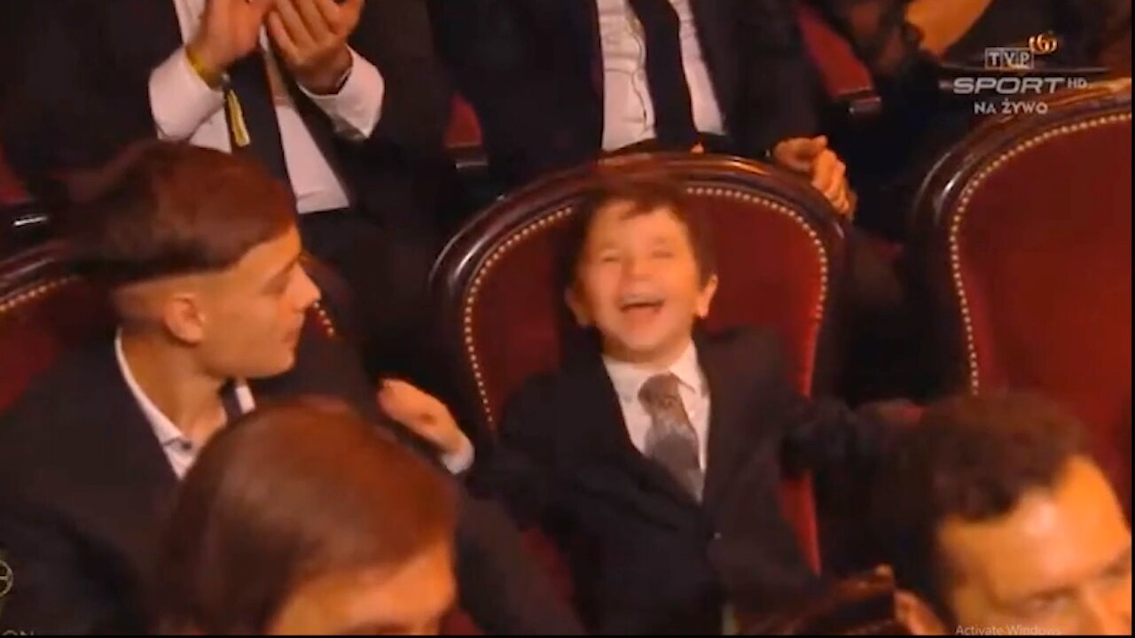 Sönerna överlyckliga när Messi tar emot sin sjätte Ballon d'Or