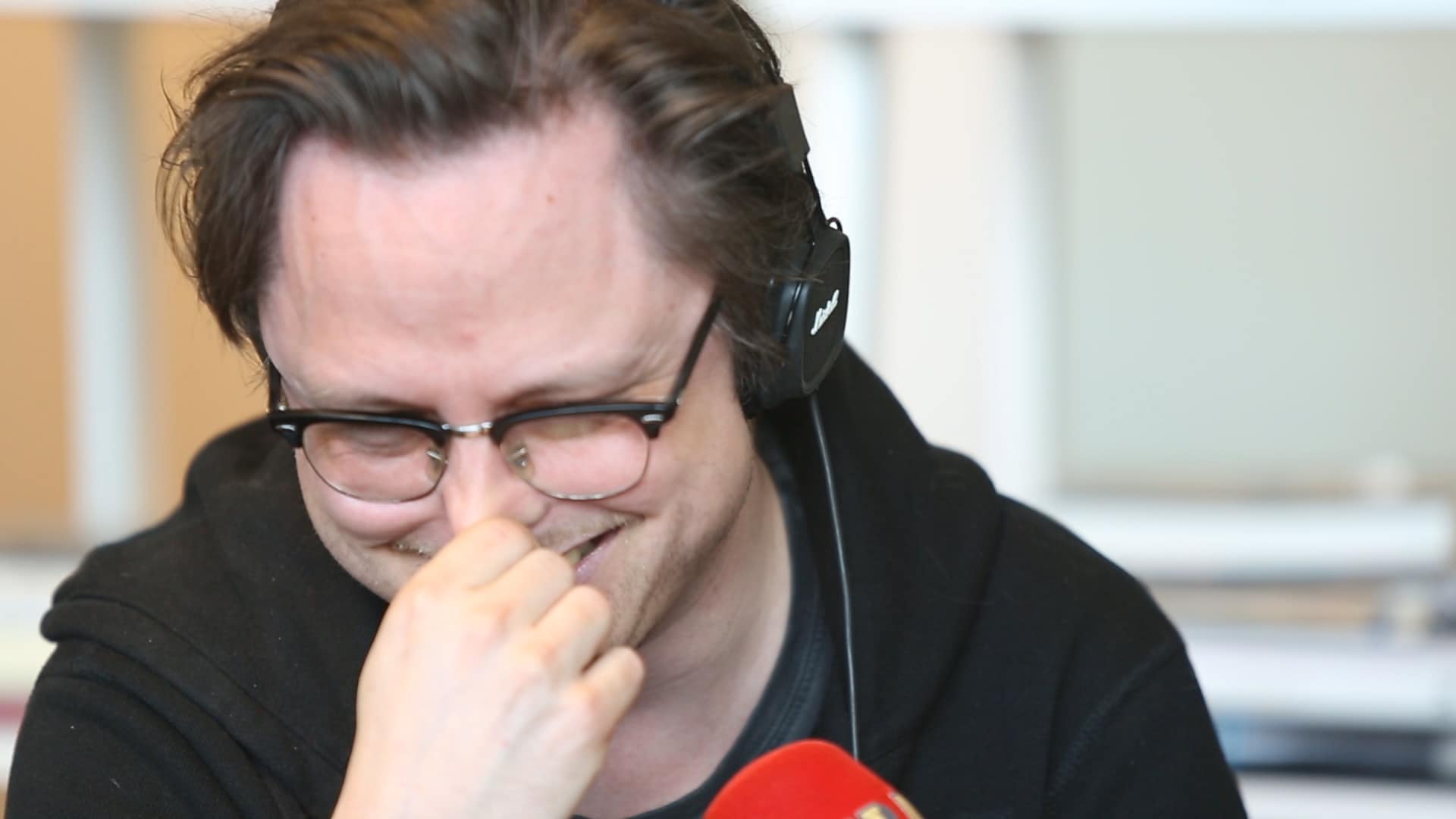 Eurovision: Här är låtarna Markus Larsson hånskrattar åt – ”Verkligen inte lördag i kalsongen”