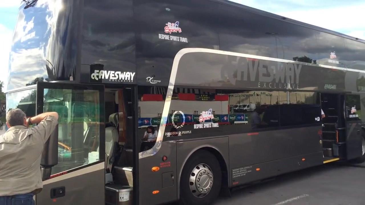 Följ med in i Manchester Uniteds lyxbuss