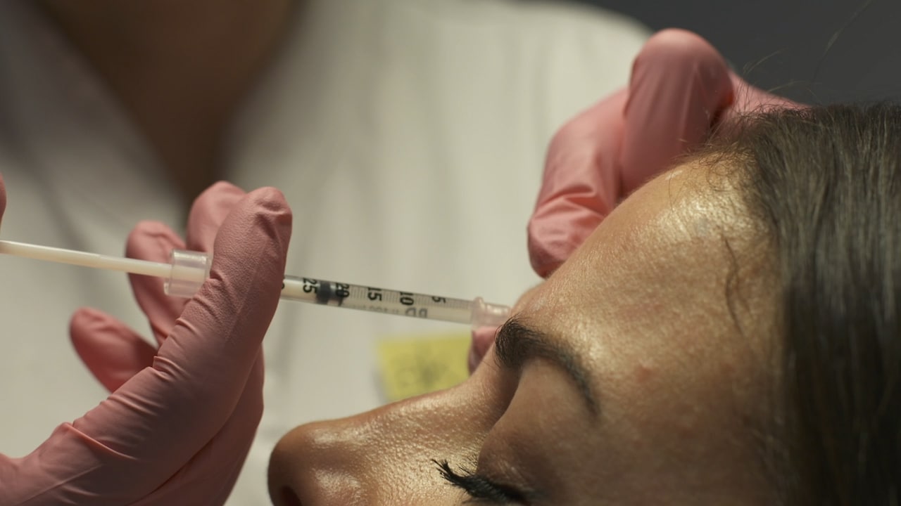 Läkare från läkemedelsverket: "Avvakta med fillers till efter vaccinering"