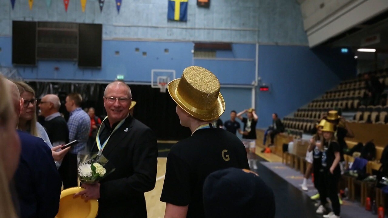 Här konfronterar hon tränaren mitt i firandet