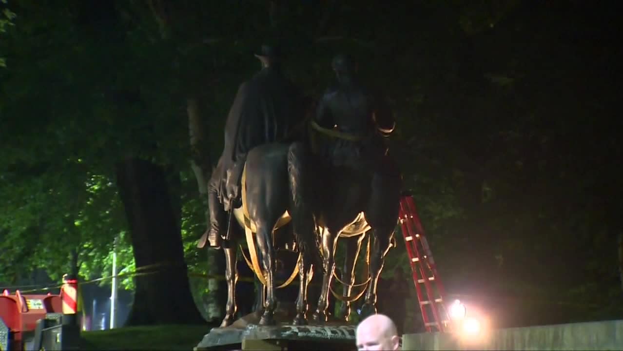 Omstridda statyer rensas ut