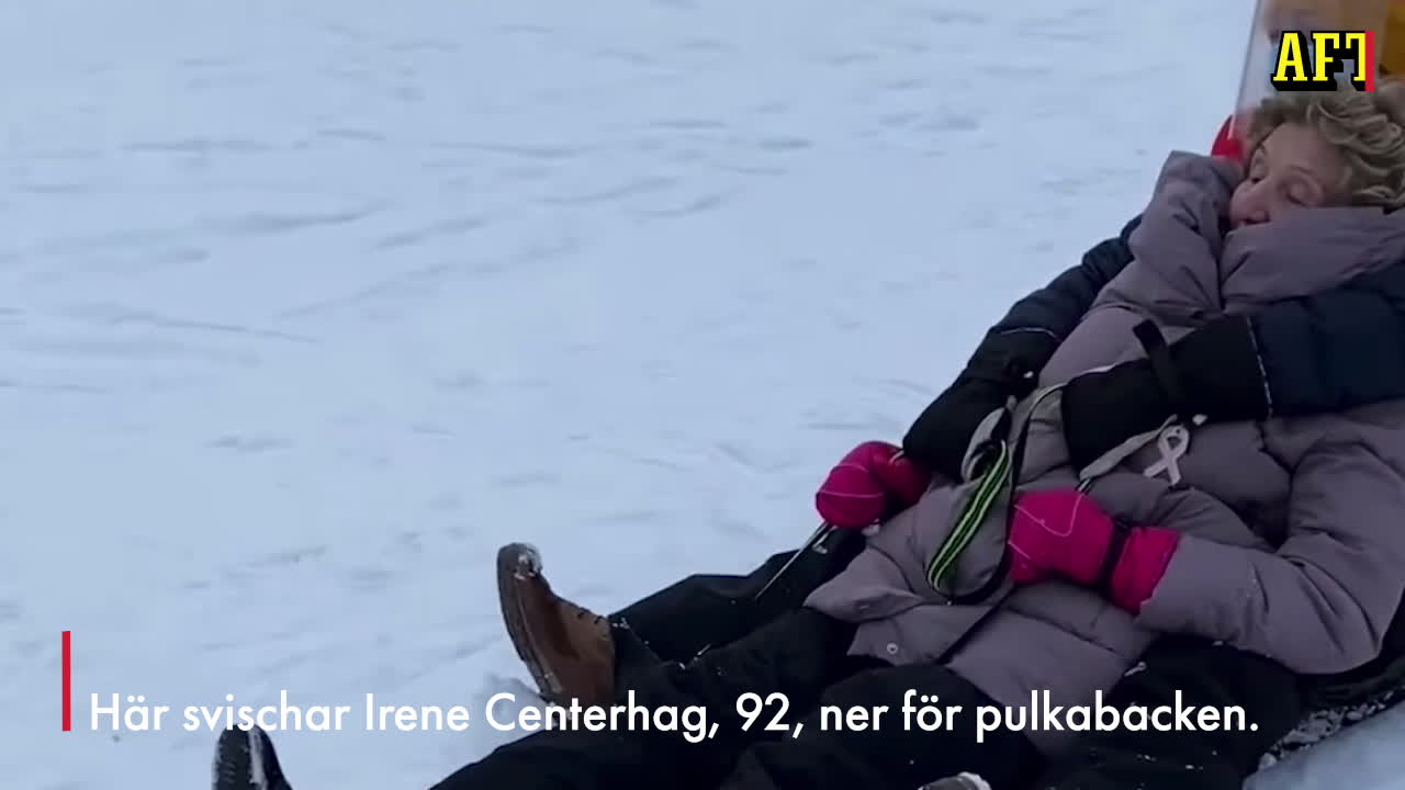Se filmen: Här svischar Irene, 92, ner för backen med pulka