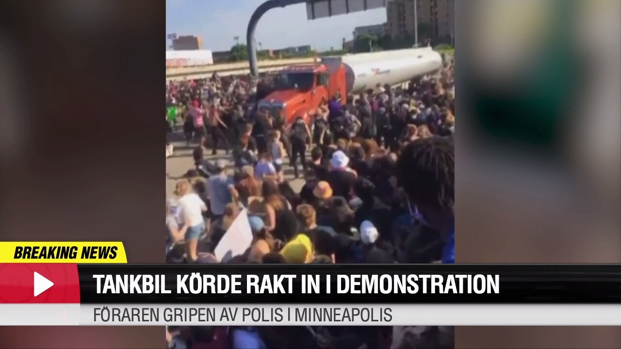 Tankbil körde rakt in i demonstration
