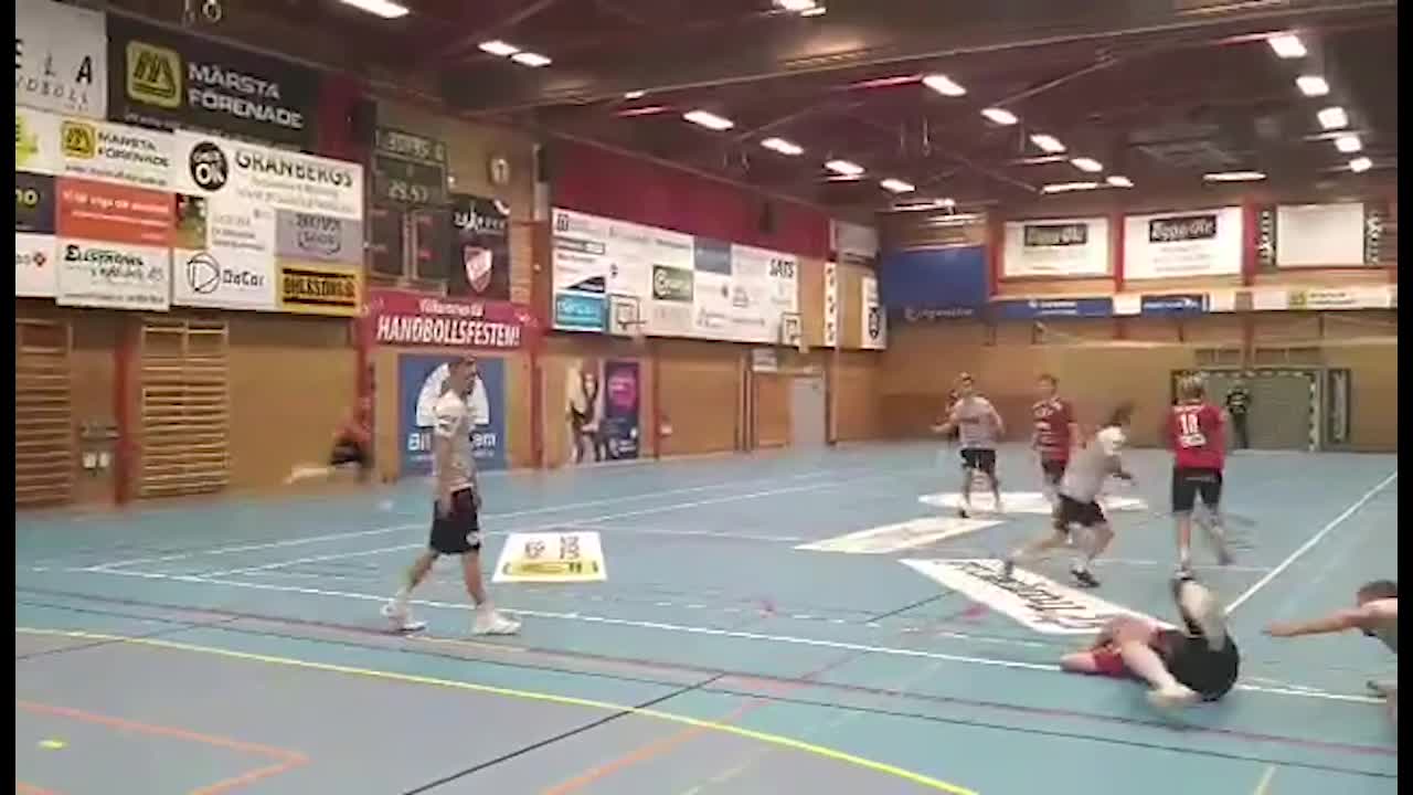 Här urartar handbollsmatchen - spelare började slåss