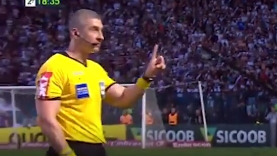 Här stoppar domaren matchen – efter rasistiska ramsorna
