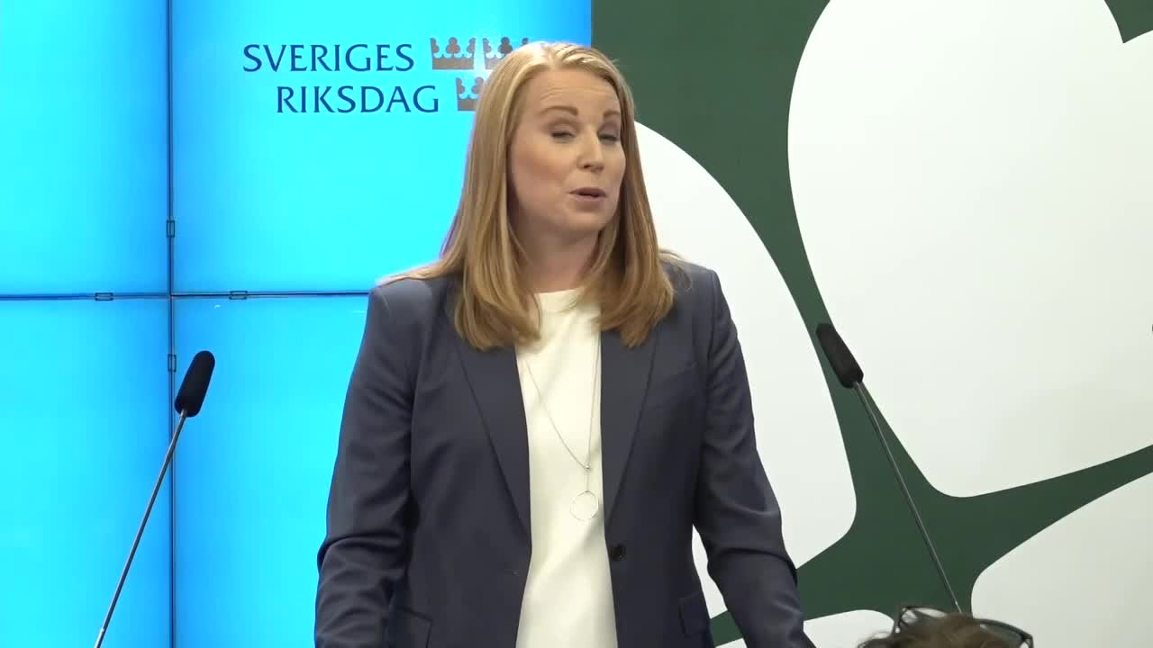Här meddelar Annie Lööf sin avgång