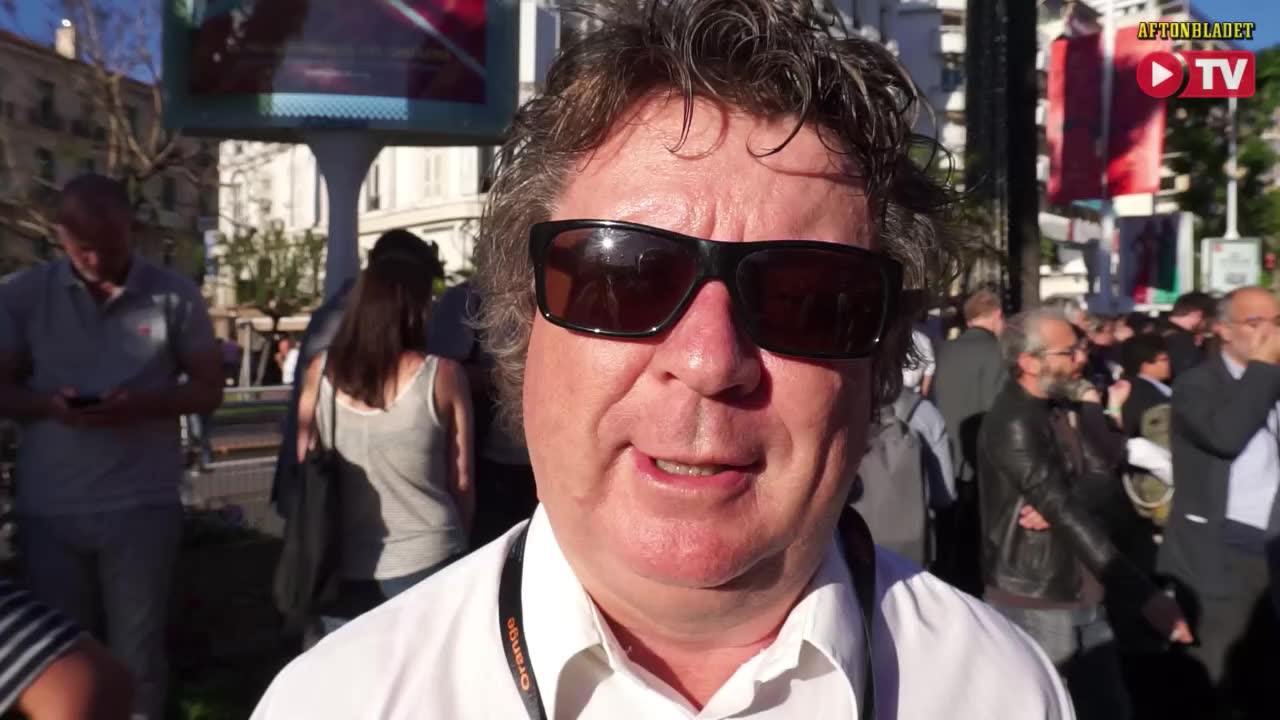 Här apar sig skådespelaren vid galapremiären av "The square"