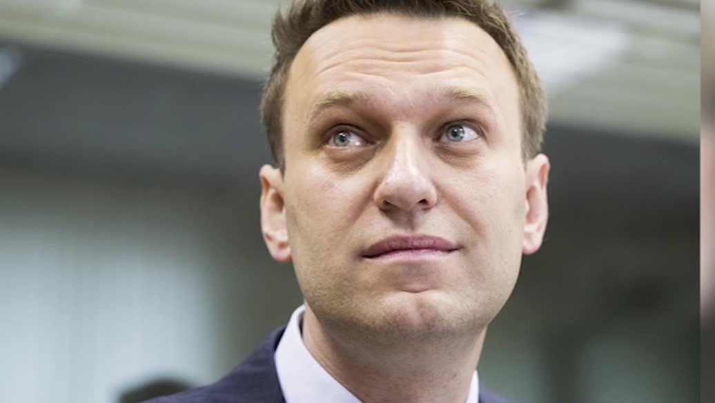 Putinkritiker greps vid hemmet